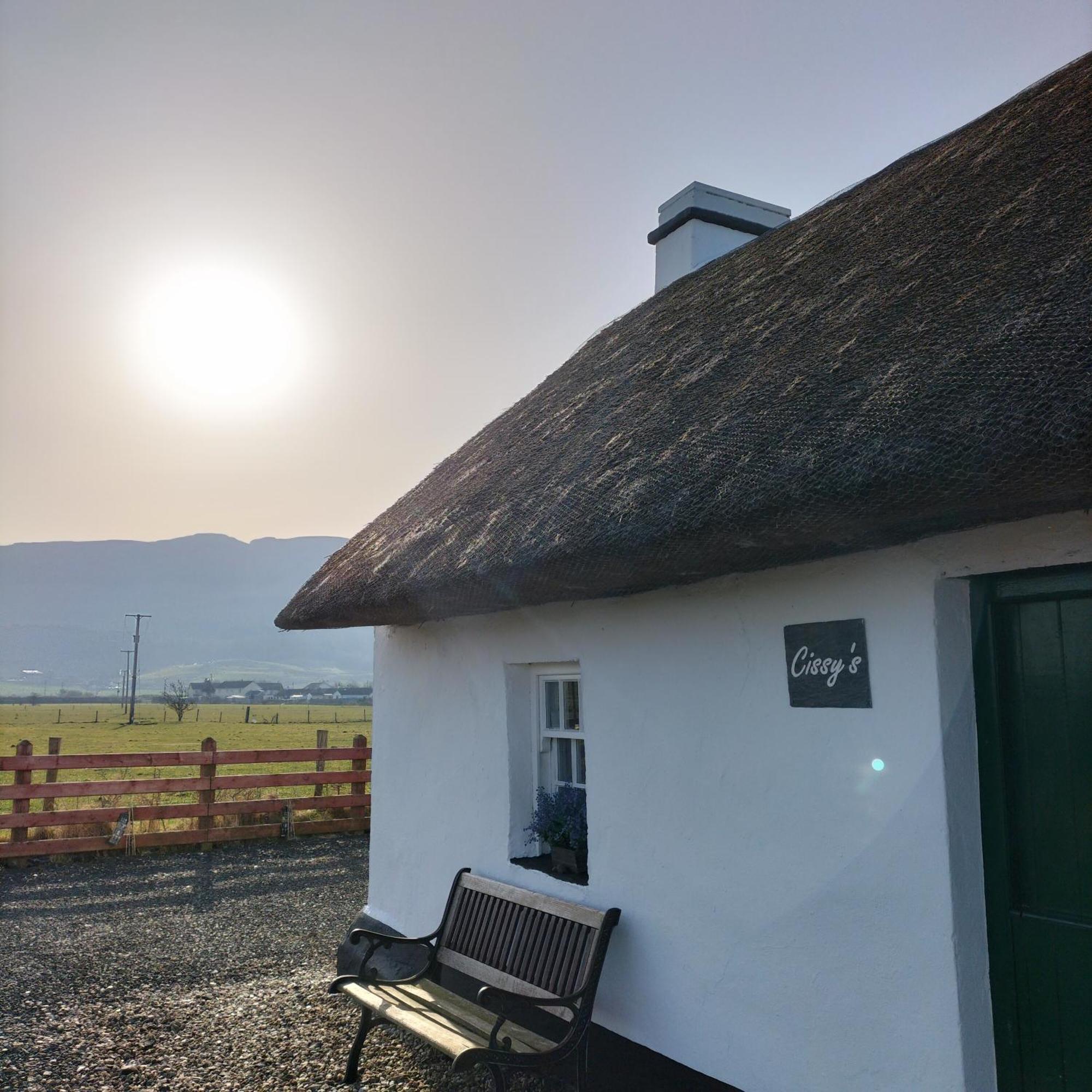 Cissy'S Cottage - Traditional Thatched Cottage, Near To Beach Aghanloo Eksteriør bilde