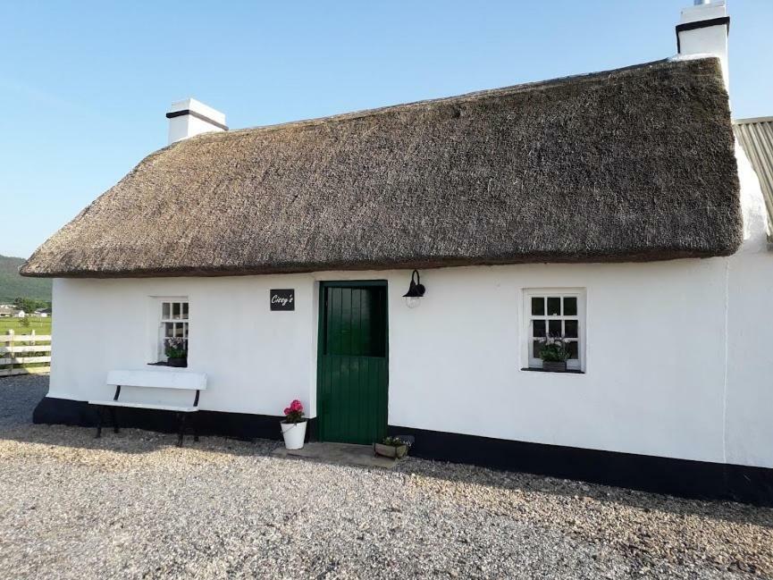 Cissy'S Cottage - Traditional Thatched Cottage, Near To Beach Aghanloo Eksteriør bilde